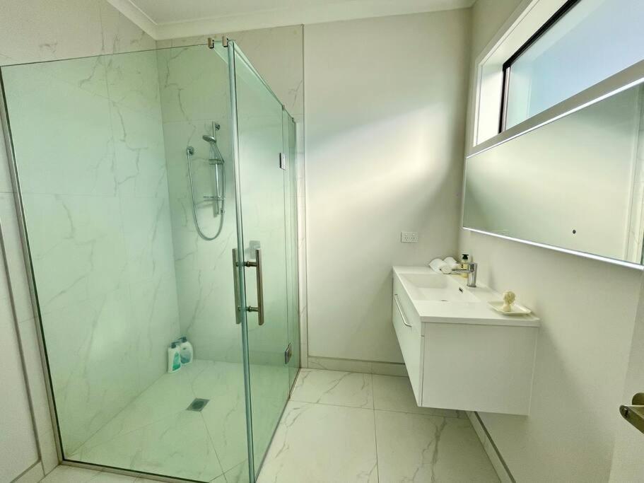 Morden Spacious New House * Hamilton